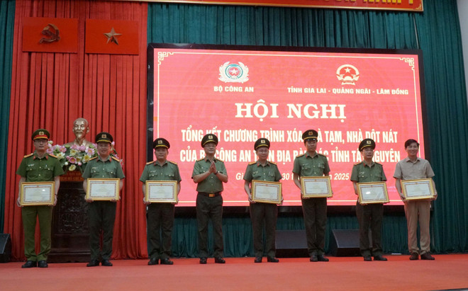Senior Lieutenant General Pham The Tung, Deputy Minister of Public Security, presents Certificates of Merit to collectives and individuals with outstanding achievements in implementing the programme to eliminate temporary and dilapidated houses. (Photo: VNA) trao-bang-khen.jpg