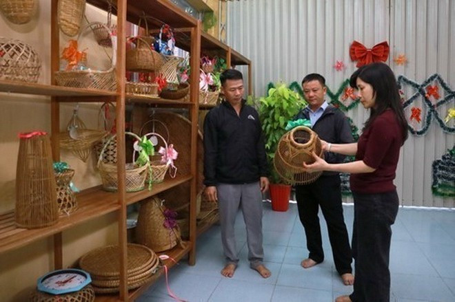 At a handicraft display area in Tuy Hoa district, Phu Yen province (Photo: VNA) ha.jpg