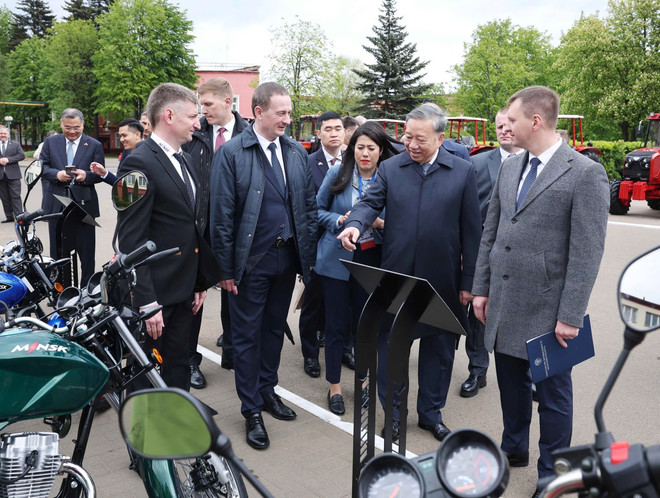 General Secretary of the Communist Party of Vietnam Central Committee To Lam tours the Minsk Tractor Works. (Photo: VNA) vna-potal-tong-bi-thu-to-lam-tham-nha-may-san-xuat-may-keo-cua-belarus-8028159.jpg