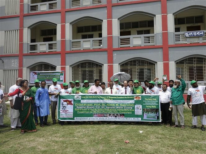 Participants in the seminar pose for a group photo. (Photo: VNA) toa-dam.jpg
