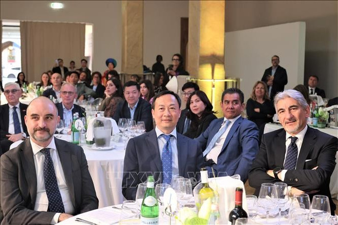 Vietnamese Ambassador to Italy Duong Hai Hung ( middle) and Italian delegates at the programme. (Photo: VNA) italy-070525.jpg