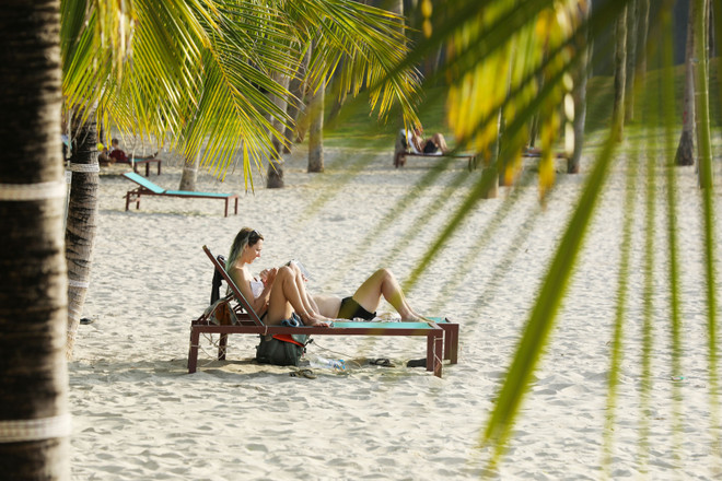 Tourists take sun-bathing on Khem beach (Photo: Sun Group) bai-kem-phu-quoc-2.jpg