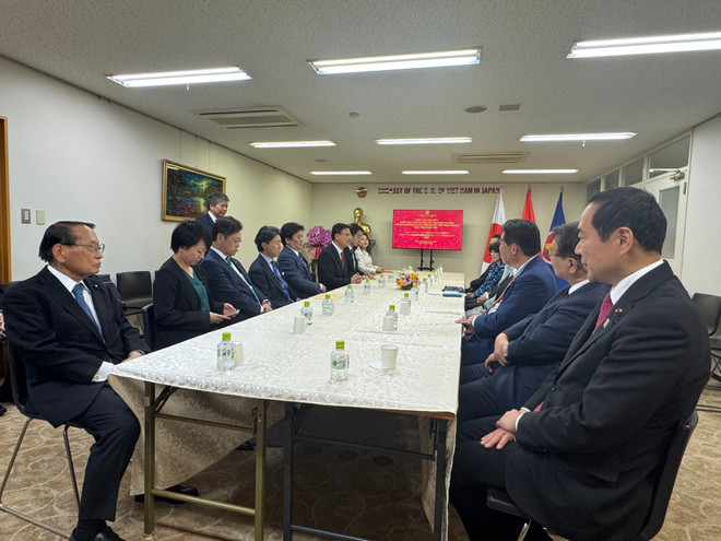 The Vietnamese Embassy in Japan and a delegation from the Japan - Vietnam Friendship Parliamentary Alliance hold a working session on April 22. (Photo: VNA) working-session.jpg