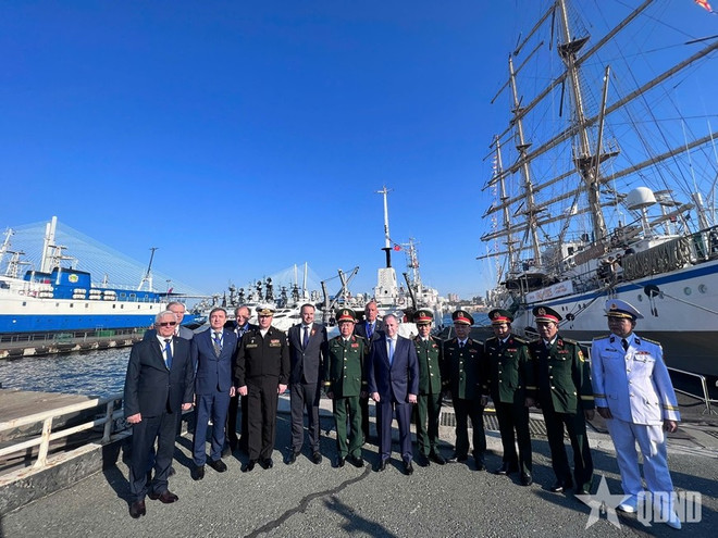 Vietnamese Deputy Minister of National Defence Senior Lieutenant General Hoang Xuan Chien (fifth, left) and other delegates attend a ceremony to hand over the research vessel Professor Gagarinsky to the Joint Vietnam-Russia Tropical Science and Technology Research Centre in the Far Eastern port of Vladivostok, Russia. (Photo: qdnd.vn) russia.jpg
