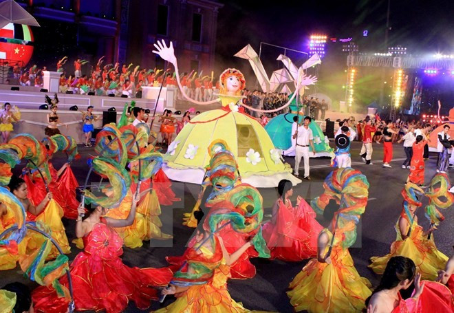 At the Nha Trang – Khanh Hoa sea festival 2015 (Source: VNA) mh-4.jpg