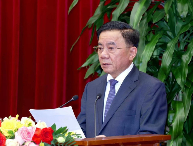 Politburo member and standing member of the Party Central Committee's Secretariat Tran Cam Tu signs Conclusion No. 128-KL/TW (Photo: VNA) tran-cam-tu-1-6384.jpg