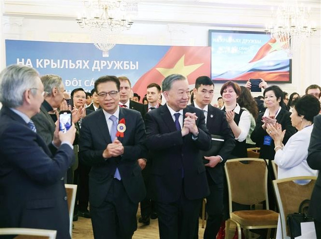 Party General Secretary To Lam meets with Russian scholars, intellectuals, and experts who previously supported Vietnam. (Photo: VNA) to-lam-2.jpg