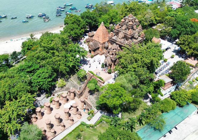 An aerial view of the Po Nagar Tower complex (Photo: VNA) ep.jpg