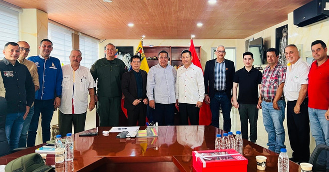 Participants at the meeting between Vietnamese Ambassador to Venezuela Vu Trung My and Governor of Trujillo State Gerardo Marquez. (Photo: VNA) meeting.jpg