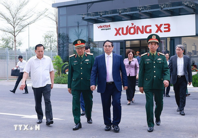 PM Pham Minh Chinh visits the Viettel Military Industry and Telecoms Group. (Photo: VNA) vi-5690.jpg