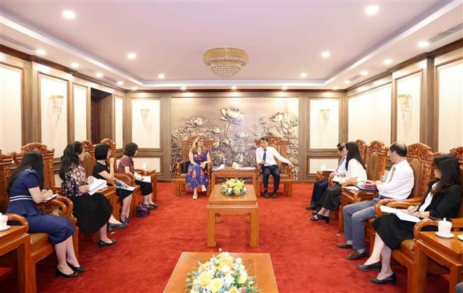 At the meeting between representatives from the Party Central Committee’s Commission for Information and Education, and Mass Mobilisation and the UNICEF in Vietnam. (Photo: VNA) vna-potal-pho-truong-ban-tuyen-giao-va-dan-van-trung-uong-vu-thanh-mai-lam-viec-voi-truong-dai-dien-quy-nhi-dong-lien-hop-quoc-tai-viet-nam-7987341.jpg