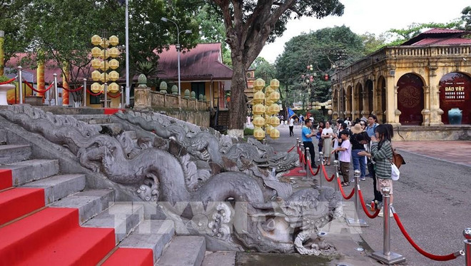 Tourists visit Kinh Thien Palace in the world heritage site of Thang Long Imperial Citadel. (Photo: VNA) thang-long.jpg