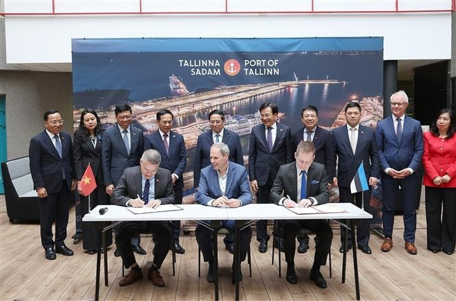 The signing ceremony of an MoU between the Vietnam Maritime Corporation and the Port of Tallinn (Photo: VNA) hex.jpg