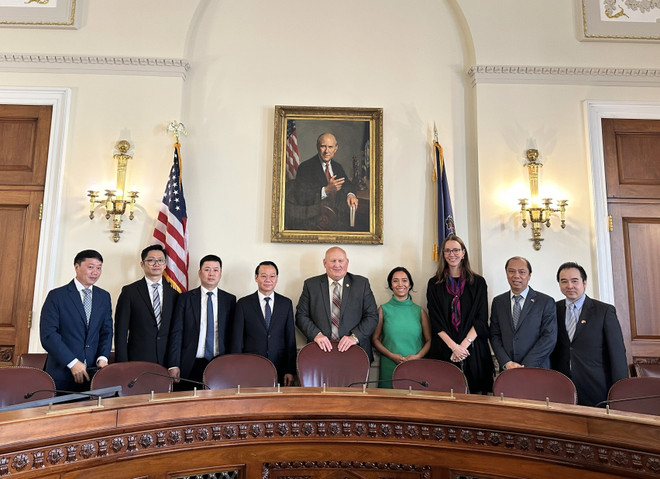 From left: Vietnamese Minister of Agriculture and Environment Do Duc Duy (4th) and Representative Glenn GT Thompson (5th), Chairman of the House Committee on Agriculture, in a group photo at their meeting on June 5 (Photo: VNA) vna-potal-bo-truong-nong-nghiep-va-moi-truong-do-duc-duy-lam-viec-voi-ha-nghi-si-glenn-gt-thompson-084319694-8075945.jpg