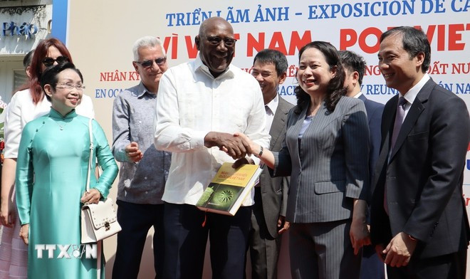 Vice President Vo Thi Anh Xuan (second, right) presents a souvenir to Salvador Valdés Mesa, Politburo member and Vice President of Cuba (Photo: VNA) pho-chu-tich-nuoc.jpg