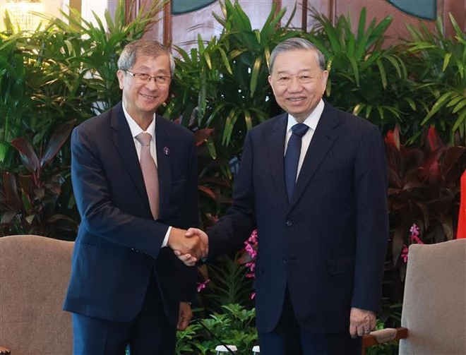 In a meeting with Chairman of Temasek Holdings Lim Boon Heng (L) (Photo: VNA) te.jpg