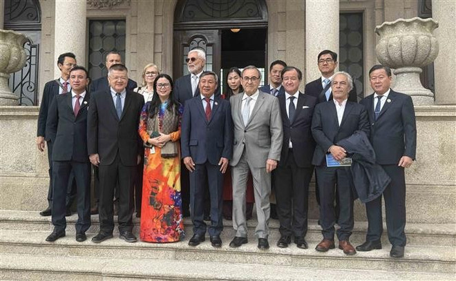 Leaders of the two localities pose for a group photo at Vila Nova de Gaia City Hall. (Photo: VNA) toa-thi-chinh.jpg