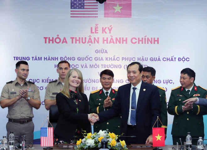 As part of Vietnam–US defence cooperation, on June 3, 2025 in Hanoi, the National Action Centre for Toxic Chemicals and Environmental Treatment (NACCET) and the On-Site Inspection and Building Capacity Directorate of the US Defense Threat Reduction Agency (DTRA) sign an administrative agreement on cooperation to strengthen capacity in responding to CBRN incidents. (Photo: binhchunghoahoc.vn) nuclear-safety.jpg