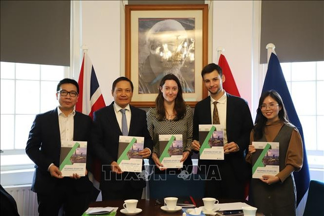 Vietnamese Ambassador to the UK Do Minh Hung (second from left) poses for a group photo with other participants in the workshop. (Photo: VNA). dai-su-vietnam.jpg