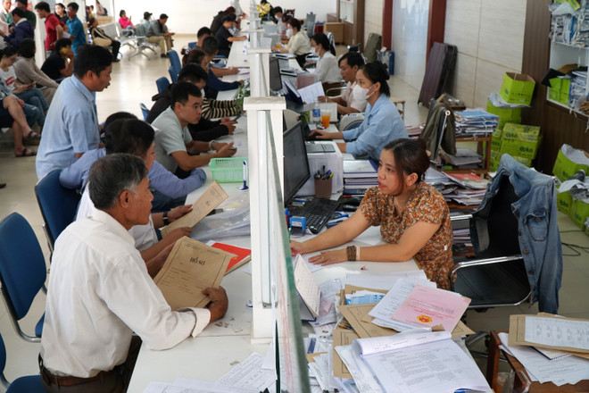 People come to do procedures at the “one-stop shop” of the People’s Committee of Hoa Vang district, Da Nang city. In the context of urgent preparations to arrange the 2-level local government apparatus, in recent months, the number of people coming to do administrative procedures in districts in Da Nang city has increased dramatically. (Photo: VNA)