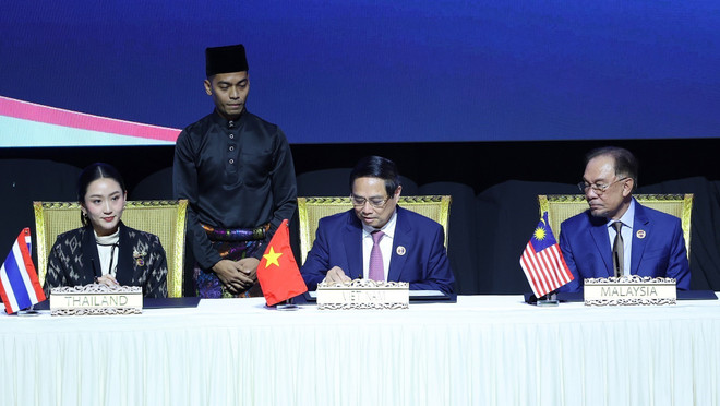 Prime Minister Pham Minh Chinh (centre) signs the Kuala Lumpur Declaration on May 26 (Photo: VNA) asean-2.jpg