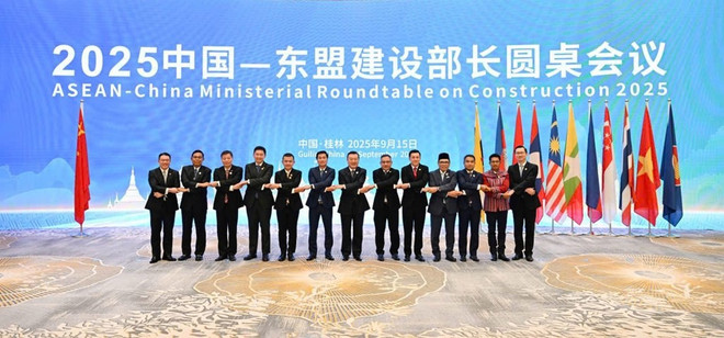 Delegates pose for a group photo at the 2025 China-ASEAN Ministerial Roundtable on Construction, in Guilin, Guangxi province, China. (Photo: The Ministry of Construction)
