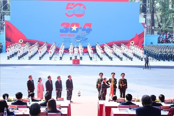 Party General Secretary To Lam presents the title “Hero of Labour” to the Party organisation, administration and people of Ho Chi Minh City. (Photo: VNA) grand-parade-4.jpg