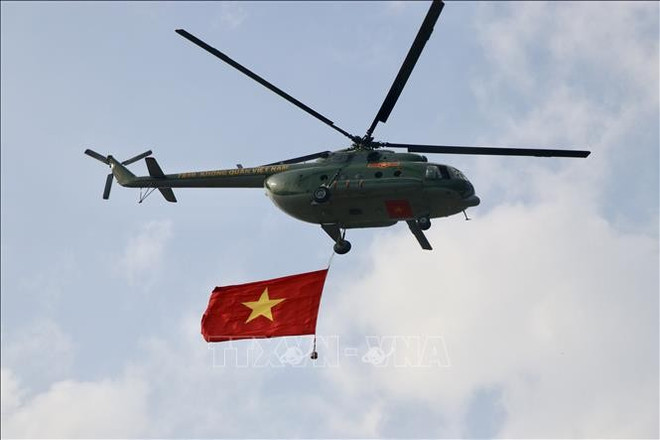 The national flag flies in the sky of Ho Chi Minh City. (Photo: VNA) grand-parade-3.jpg