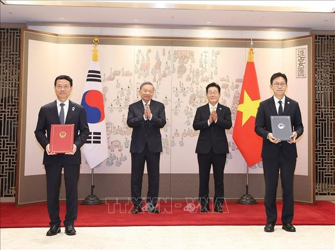 At the exchange of an MoU on sci-tech cooperation (Photo: VNA) jp.jpg