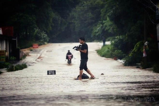 Given Typhoon No. 3 causing severe damage across northern provinces of Vietnam in September 2024, VNA reporters are on the ground in high-risk areas, undeterred by danger, to provide timely coverage — including images and reports on the storm’s impact, flooding, landslides, rescue and relief operations, recovery efforts, and the support extended to affected communities. (Photo: VNA) 2.jpg