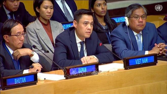 Ambassador Dang Hoang Giang (centre), Permanent Representative of Vietnam to the United Nations, speaks at the event (Photo: VNA) vesak-150525-1.jpg
