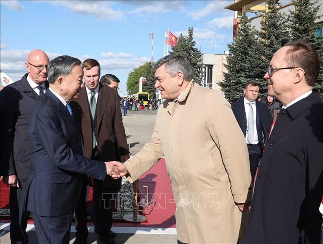 Russian officials welcome Party General Secretary To Lam at Vnukovo 2 Airport in Moscow on May 8. (Photo: VNA) russian-officials.jpg