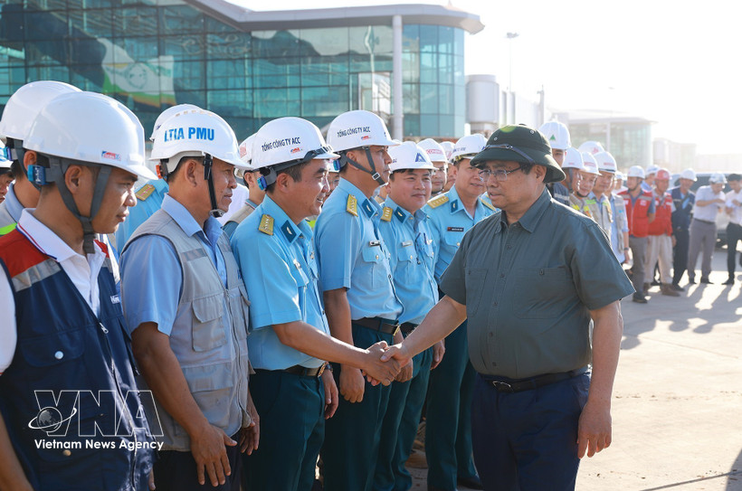 Prime Minister Pham Minh Chinh encourages and urges construction teams working on the Long Thanh International Airport project in Dong Nai province. (Photo: VNA)