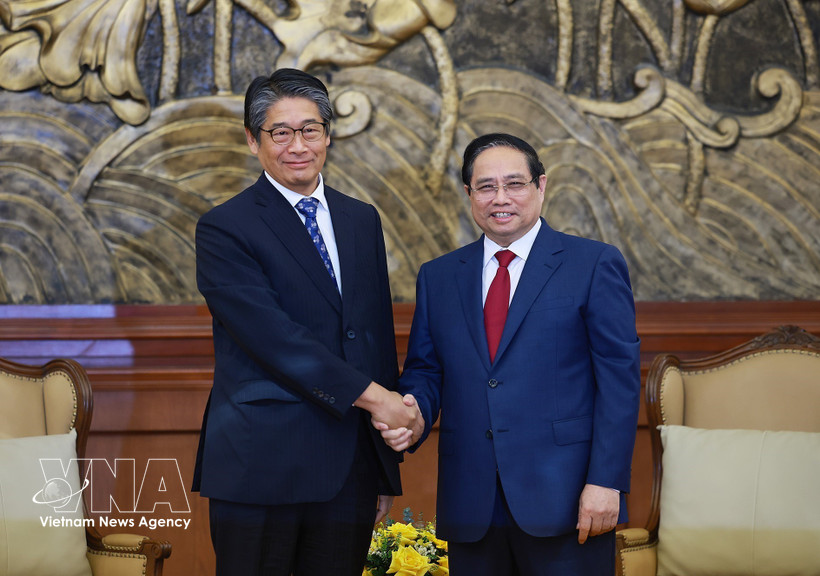 Prime Minister Pham Minh Chinh has a meeting with Japanese Ambassador to Vietnam Ito Naoki on the sidelines of an investment promotion conference in Thanh Hoa province on March 29 morning. (Photo: VNA)