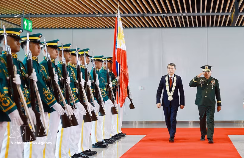 Prime Minister Le Minh Hung begins his participation in the 48th ASEAN Summit in Cebu, the Philippines. (Photo: VNA)