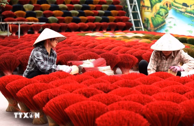 Traditional incense production in Quang Phu Cau. (Photo: VNA)