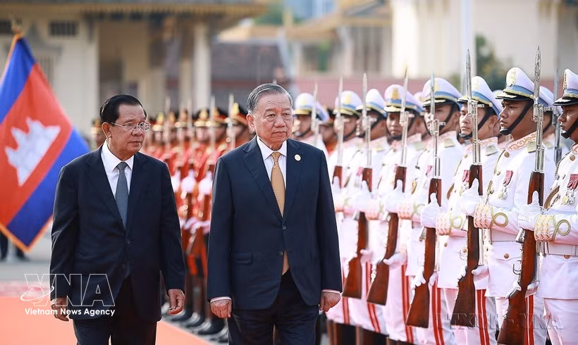 Cambodian People's Party President and Senate President Samdech Techo Hun Sen, authorised by Cambodian King Norodom Sihamoni, presides over the official welcome ceremony for General Secretary of the Communist Party of Vietnam Central Committee To Lam during his state visit to Cambodia in Phnom Penh on February 6, 2026. (Photo: VNA)