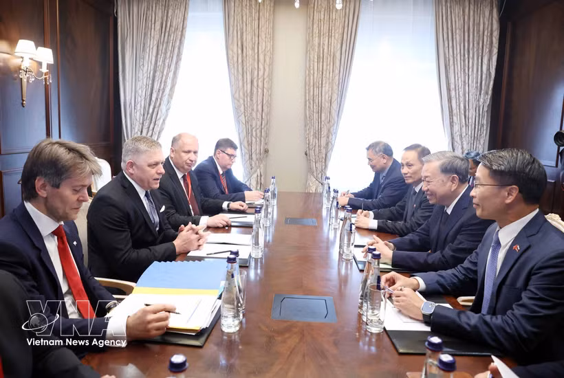 General Secretary To Lam meets with Slovak Prime Minister Robert Fico on the sidelines of 80th anniversary celebration of the Victory in the Great Patriotic War in Moscow, Russia, (May 9, 2025). (Photo: VNA)