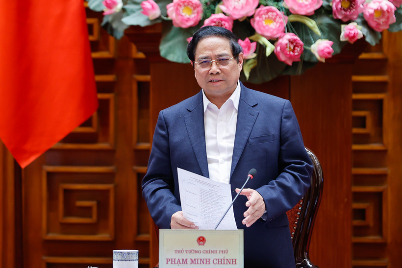 Prime Minister Pham Minh Chinh addresses the meeting meeting between the permanent Government members and leaders of Hanoi to review and provide feedback on the draft Hanoi Capital Master Plan with a 100-year vision on March 14. (Photo: baochinhphu.vn)