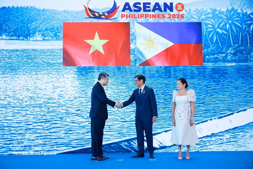 Philippine President Ferdinand Romualdez Marcos Jr., Chair of ASEAN 2026, welcomes Prime Minister Le Minh Hung to the 48th ASEAN Summit. (Photo: VNA)