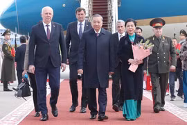 Party chief arrives in Minsk, beginning State visit to Belarus