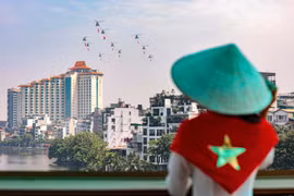Aircraft formation rehearses over Hanoi ahead of A80 celebration
