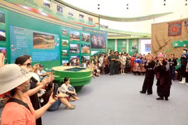 Exhibition “80 Years of Independence – Freedom – Happiness” continues to draw crowds
