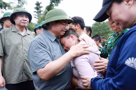 PM visits and encourages flood-affected residents in Dien Bien province