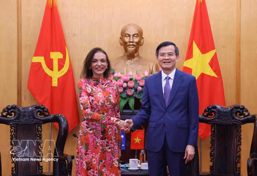 Politburo member, President of the Ho Chi Minh National Academy of Politics Doan Minh Huan (R) receives MP Anne Aly, Australian Minister for Small Business, Minister for International Development, and Minister for Multicultural Affairs in Hanoi on July 28. (Photo: VNA)