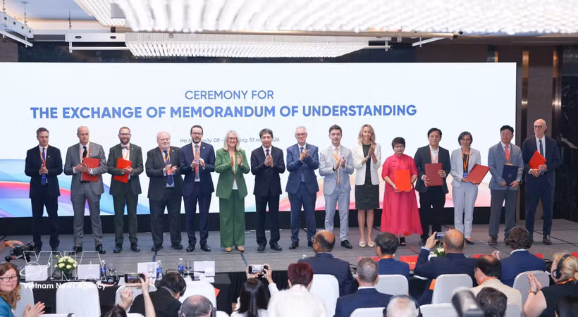 Representatives of agencies, educational institutions and businesses exchange memoranda of understanding, connecting training and research needs with domestic and international resources, expertise and technology solutions. (Photo: VNA)