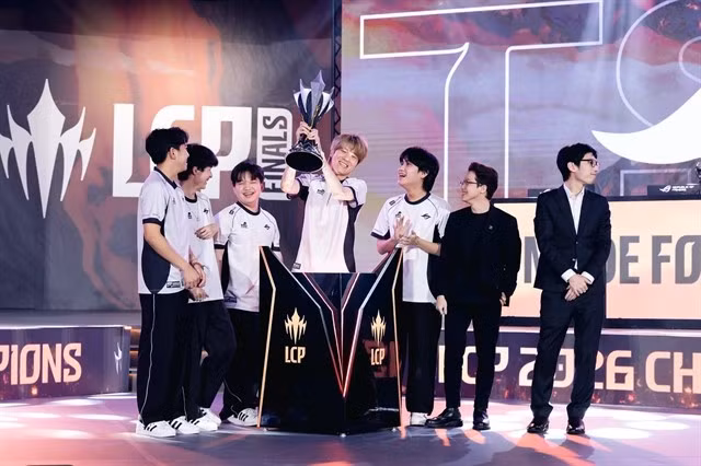 Team Secret Whales lifting the LCP Finals trophy in Taipei, China, on August 30. (Photo: lolesports.com)