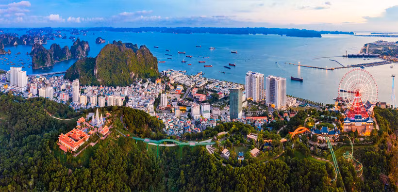 Alongside the wonder bay, Sun World Ha Long is a buzzing entertainment epicenter keeping the fun alive from day to night. (Photo: Sun Group)