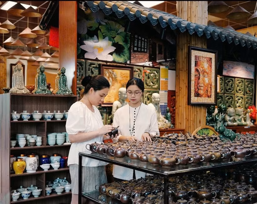 The product display area at Bat Trang pottery village in Hanoi attracts visitors. (Photo: qdnd.vn) 