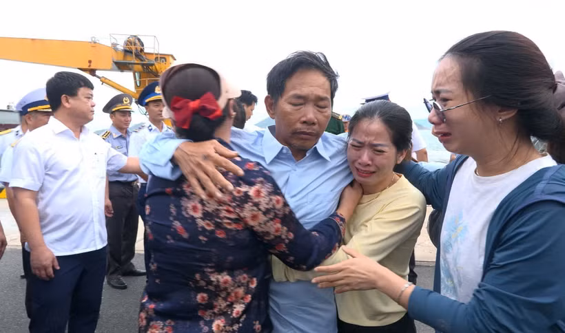 Da Nang fishermen reunite with their families at Cam Ranh International Port after surviving an accident in the Truong Sa waters. (Photo published by VNA) 